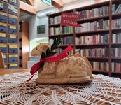Baranek wielkanocny na tle książek.
