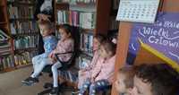 Dzieci z przedszkola w bibliotece