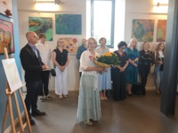 Artystka i goście podczas wernisażu