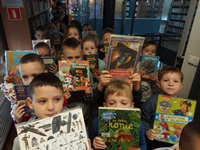 Dzieci z przedszkola trzymają w rękach książki.